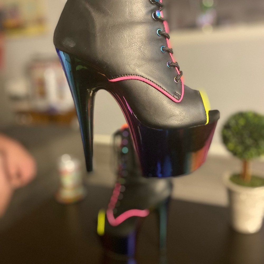 Pleaser 7" Heel, 2 3/4" Platform Peep Toe Lace-Up Ankle Boot, Side Zip SIZE 6 - Picture 6 of 7